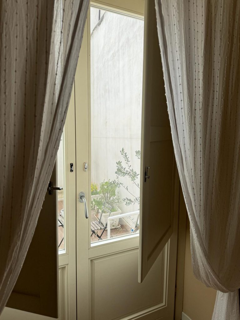 stanza Arco del Senzio dettaglio finestra